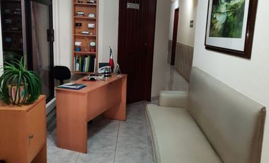 Consultorios en la Col. Flores Magon sobre av. principal. Recepcionista y baño