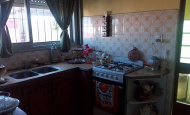 CASA 3 AMBIENTES EN 1º PISO EN QUILMES OESTE.