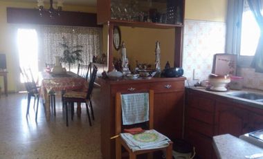 CASA 3 AMBIENTES EN 1º PISO EN QUILMES OESTE.