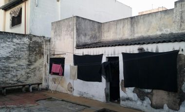 Casa de loza, todo en planta baja, a refaccionar, jardin al frente, living, comedor, cocina con muebles bajos, dos baños, dos dormitorios, patio y fon