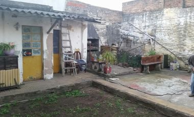 Casa de loza, todo en planta baja, a refaccionar, jardin al frente, living, comedor, cocina con muebles bajos, dos baños, dos dormitorios, patio y fon
