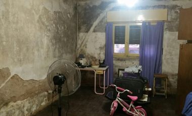 Casa de loza, todo en planta baja, a refaccionar, jardin al frente, living, comedor, cocina con muebles bajos, dos baños, dos dormitorios, patio y fon