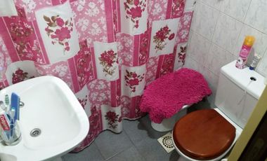 Casa de loza, todo en planta baja, a refaccionar, jardin al frente, living, comedor, cocina con muebles bajos, dos baños, dos dormitorios, patio y fon