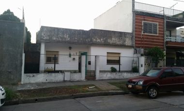 Casa de loza, todo en planta baja, a refaccionar, jardin al frente, living, comedor, cocina con muebles bajos, dos baños, dos dormitorios, patio y fon