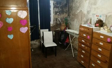 Casa de loza, todo en planta baja, a refaccionar, jardin al frente, living, comedor, cocina con muebles bajos, dos baños, dos dormitorios, patio y fon