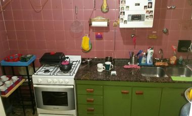 Casa de loza, todo en planta baja, a refaccionar, jardin al frente, living, comedor, cocina con muebles bajos, dos baños, dos dormitorios, patio y fon