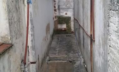 Casa de loza, todo en planta baja, a refaccionar, jardin al frente, living, comedor, cocina con muebles bajos, dos baños, dos dormitorios, patio y fon