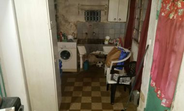 Casa de loza, todo en planta baja, a refaccionar, jardin al frente, living, comedor, cocina con muebles bajos, dos baños, dos dormitorios, patio y fon