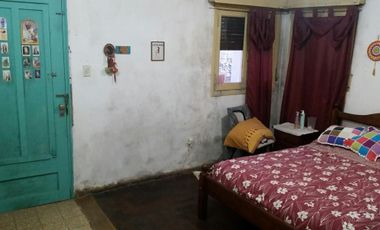 Casa de loza, todo en planta baja, a refaccionar, jardin al frente, living, comedor, cocina con muebles bajos, dos baños, dos dormitorios, patio y fon