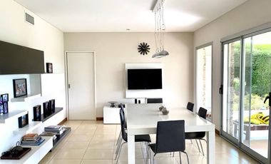 Casa en venta al lago central en barrio Los Cabos, Nordelta