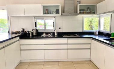 Casa en venta al lago central en barrio Los Cabos, Nordelta