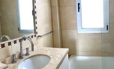 Casa en venta al lago central en barrio Los Cabos, Nordelta