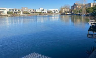 Casa en venta al lago central en barrio Los Cabos, Nordelta