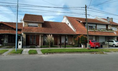 Casa en venta - 4 Dormitorios 3 Baños - Cochera - 200Mts2 - Punta Mogotes, Mar del Plata