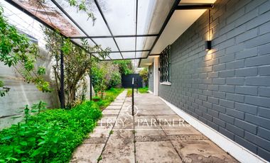 Excelente oportunidad de arriendo en hermosa casa comercial Ñuñoa.