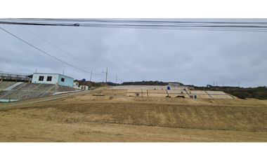 Se venden lotes de terreno frente al mar.