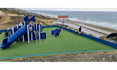 Se venden lotes de terreno frente al mar.