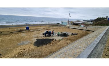 Se venden lotes de terreno frente al mar.