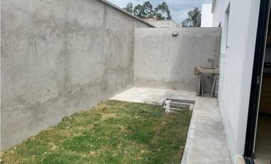 VENDO HERMOSA CASA POR ESTRENAR QUITO (SECTOR TUMBACO)