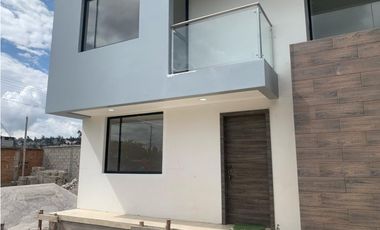 VENDO HERMOSA CASA POR ESTRENAR QUITO (SECTOR TUMBACO)