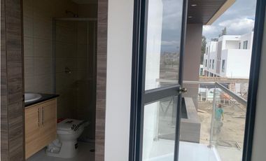 VENDO HERMOSA CASA POR ESTRENAR QUITO (SECTOR TUMBACO)
