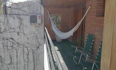 Casa de dos plantas - jardín y parrilla - Excelente estado!