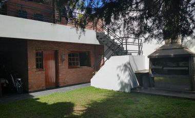 Casa de dos plantas - jardín y parrilla - Excelente estado!