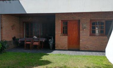 Casa de dos plantas - jardín y parrilla - Excelente estado!