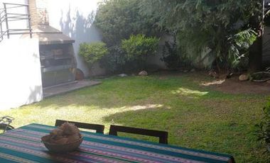 Casa de dos plantas - jardín y parrilla - Excelente estado!