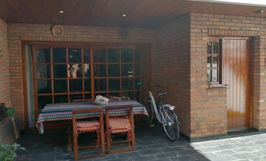 Casa de dos plantas - jardín y parrilla - Excelente estado!