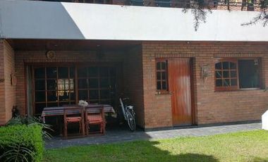 Casa de dos plantas - jardín y parrilla - Excelente estado!