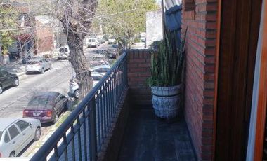 Casa de dos plantas - jardín y parrilla - Excelente estado!