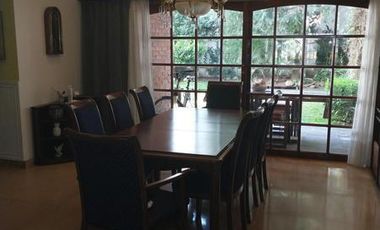 Casa de dos plantas - jardín y parrilla - Excelente estado!
