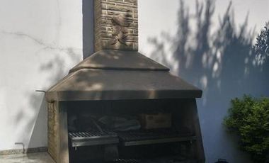Casa de dos plantas - jardín y parrilla - Excelente estado!
