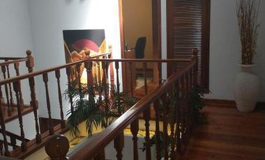 Casa de dos plantas - jardín y parrilla - Excelente estado!