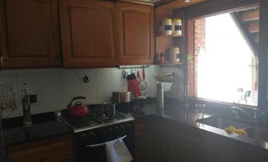 Casa de dos plantas - jardín y parrilla - Excelente estado!