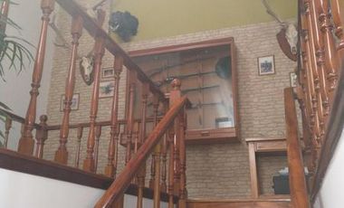 Casa de dos plantas - jardín y parrilla - Excelente estado!