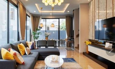 Luxuary Townhouse 2 lantai dgn private swimming pool di Tanjung barat,Jaksel