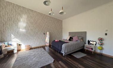 ELEGANTE Y MODERNA PROPIEDAD, 4D 4B 450M2 RIO SECO