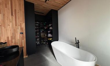ELEGANTE Y MODERNA PROPIEDAD, 4D 4B 450M2 RIO SECO