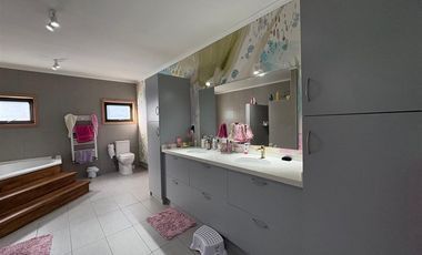 ELEGANTE Y MODERNA PROPIEDAD, 4D 4B 450M2 RIO SECO