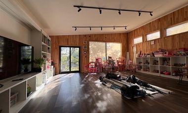 ELEGANTE Y MODERNA PROPIEDAD, 4D 4B 450M2 RIO SECO