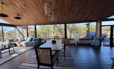 ELEGANTE Y MODERNA PROPIEDAD, 4D 4B 450M2 RIO SECO