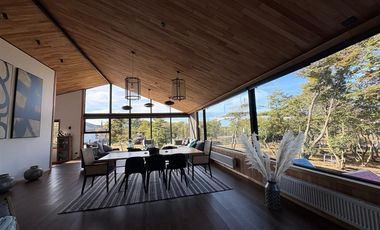 ELEGANTE Y MODERNA PROPIEDAD, 4D 4B 450M2 RIO SECO