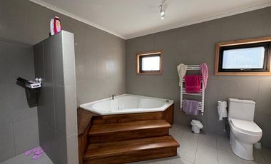 ELEGANTE Y MODERNA PROPIEDAD, 4D 4B 450M2 RIO SECO