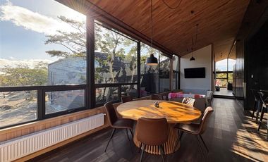 ELEGANTE Y MODERNA PROPIEDAD, 4D 4B 450M2 RIO SECO