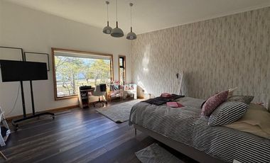 ELEGANTE Y MODERNA PROPIEDAD, 4D 4B 450M2 RIO SECO
