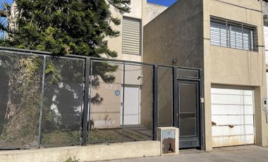 Casa de 5 ambientes en Flores con jardín y pileta en impecable estado