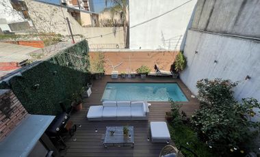 Casa de 5 ambientes en Flores con jardín y pileta en impecable estado