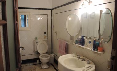 CASA ANTIGUA A 1 CUADRA DE PLAZA 1810- LOBOS